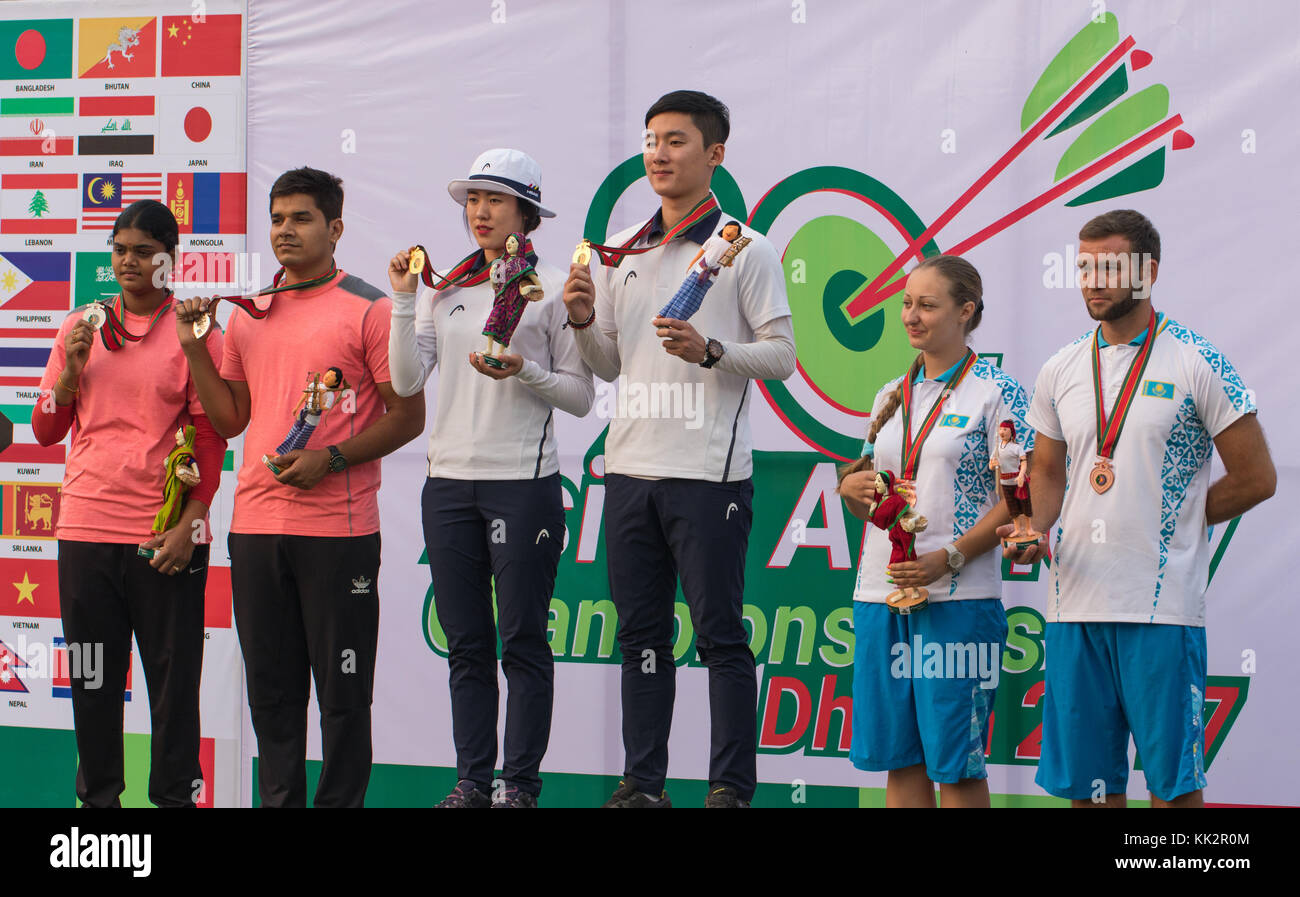 Dacca in Bangladesh. Il 28 novembre 2017. La Corea del Sud ha vinto il primo tiro con l'arco medaglia d oro del xx Asian tiro con l'arco Championship battendo India da 157-153 punti nel composto team misti finale evento organizzato martedì a Bangabandhu National Stadium, Dhaka, Bangladesh. Un totale di 33 paesi sono in competizione per il 10 medaglie d'oro ai campionati. Il ventesimo asiatici campionato di tiro con l'arco 2017, inizia a Dacca in Bangladesh il sabato (novembre 25) per la prima volta in Bangladesh sotto gli auspici del Bangladesh federazione di tiro con l'Arco (BAF) e World tiro con l'arco Asia (DMG). Azim Khan Ronnie/Alamy Live News Foto Stock