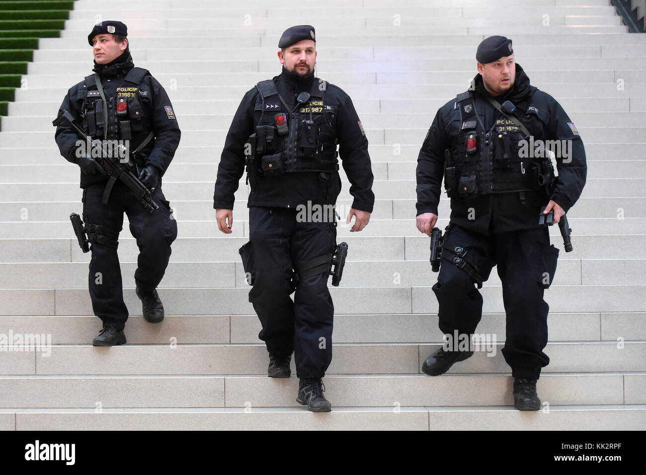 Ostrava, Repubblica ceca. 28 nov, 2017. pesantemente poliziotti armati pattugliano nel centro commerciale nova karolina in ostrava martedì, novembre 28, 2017. Le misure di sicurezza sono stati rafforzati durante l Avvento e poliziotti femminile e guardare i mercatini di natale, mostra e in altri luoghi pubblici di Moravian-regione di Slesia. (Ctk/jaroslav ozana) Foto Stock