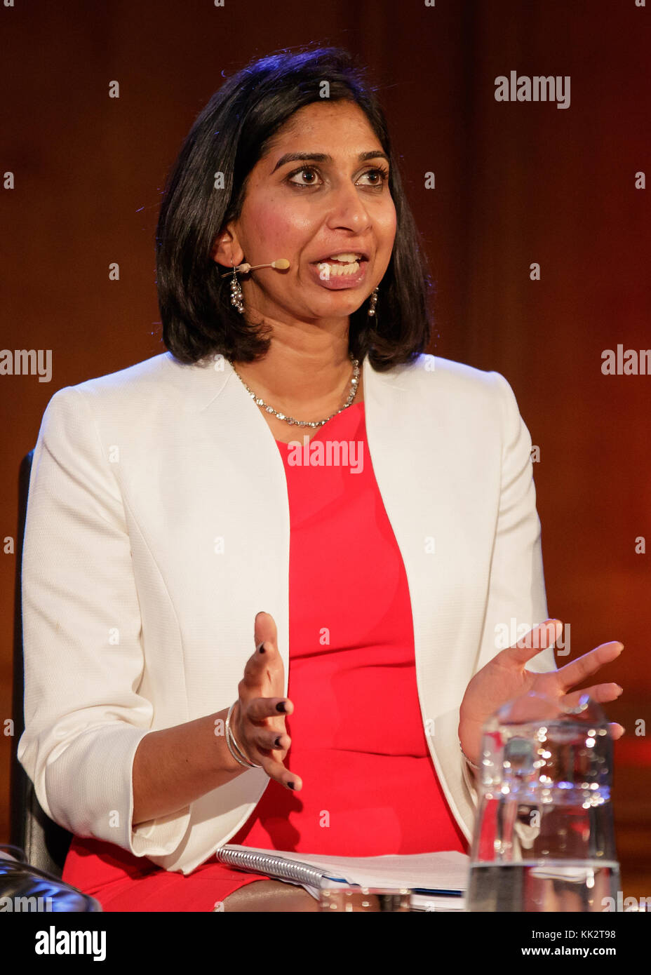 MP conservatore Suella Fernandes durante un panel di discussione per lo spettatore rivista all'Emmanuel Centre di Londra Foto Stock