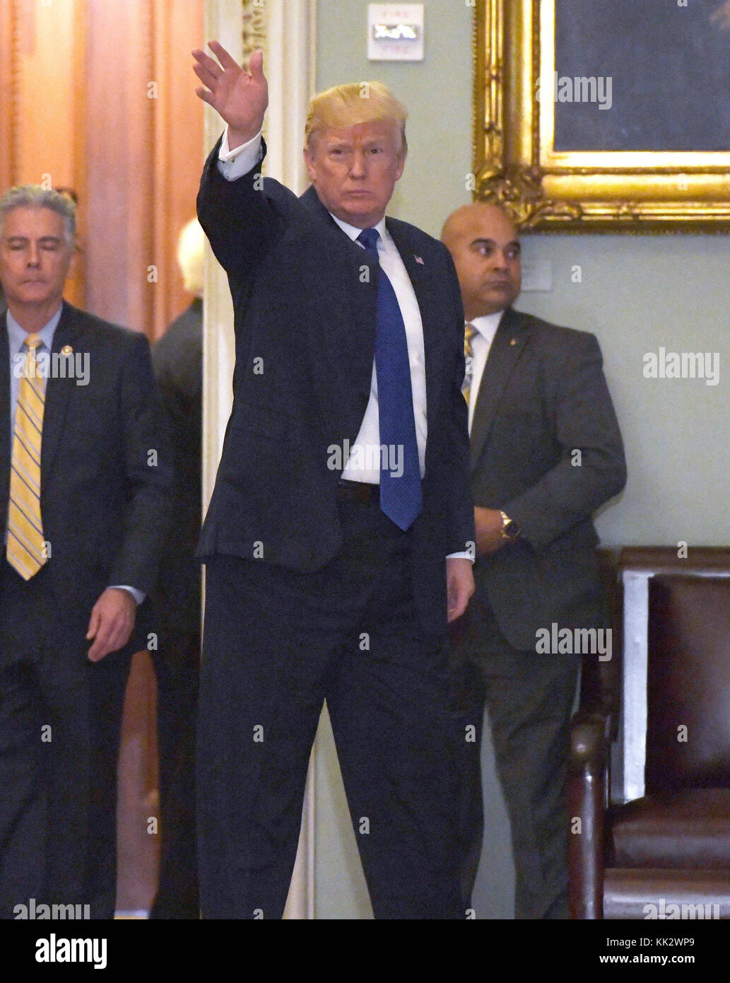 Il presidente degli Stati Uniti Donald J. Trump si lancia alla stampa quando parte dopo aver partecipato al pranzo settimanale del Partito Repubblicano del Senato degli Stati Uniti nel Campidoglio a Washington, DC martedì 28 novembre 2017. Credito: Ron Sachs/CNP /MediaPunch Foto Stock