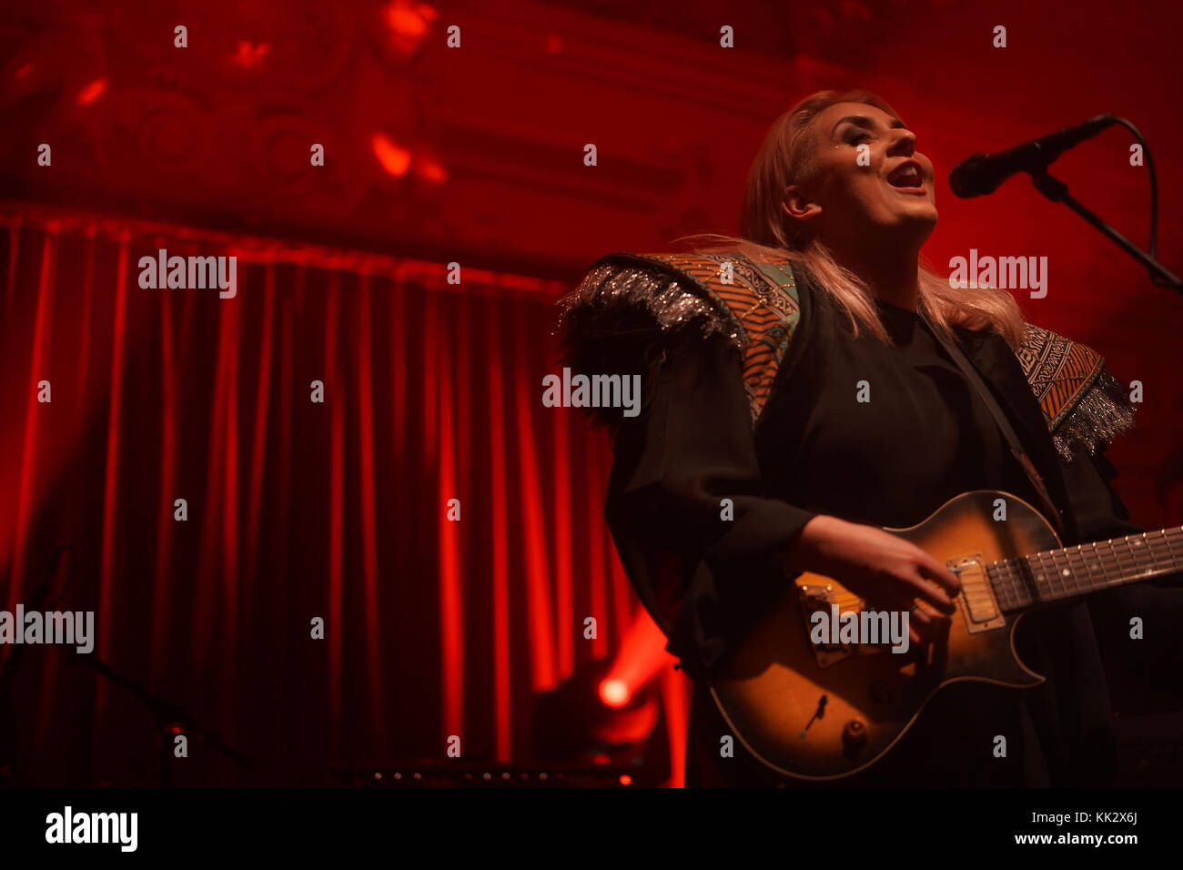 Londra, Regno Unito. 28 Nov 2017. Eivor Palsdottir si esibisce dal vivo sul palco alla Bush Hall di Londra. Data foto: Martedì 28 novembre 2017. Credit: Roger Garfield/Alamy Live News Foto Stock