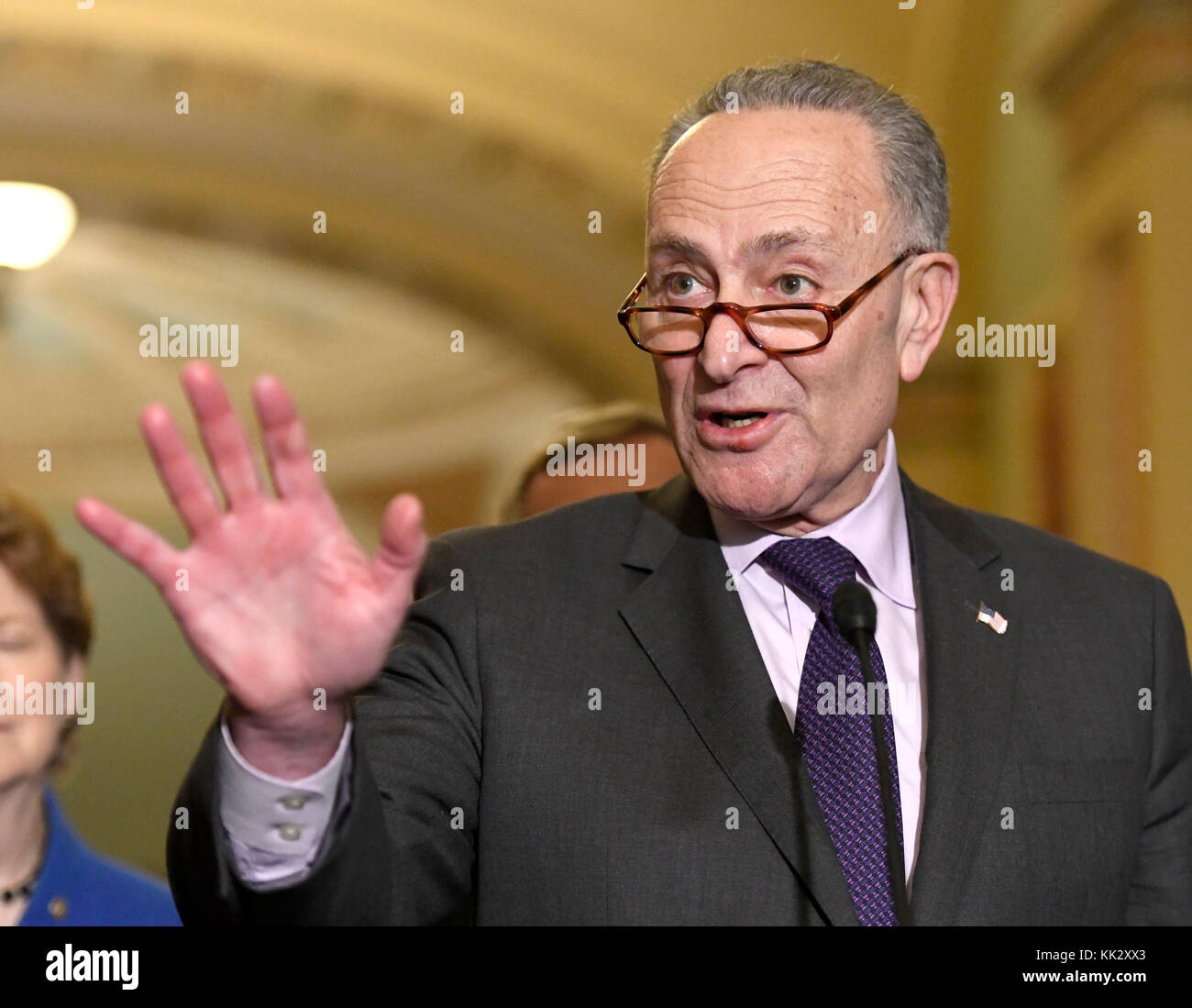 Il leader Della Minoranza del Senato degli Stati Uniti Chuck Schumer (democratico di New York) incontra i giornalisti dopo il pranzo settimanale del Partito democratico del Senato degli Stati Uniti al Campidoglio a Washington, DC martedì 28 novembre 2017. Credito: Ron Sachs/CNP /MediaPunch Foto Stock