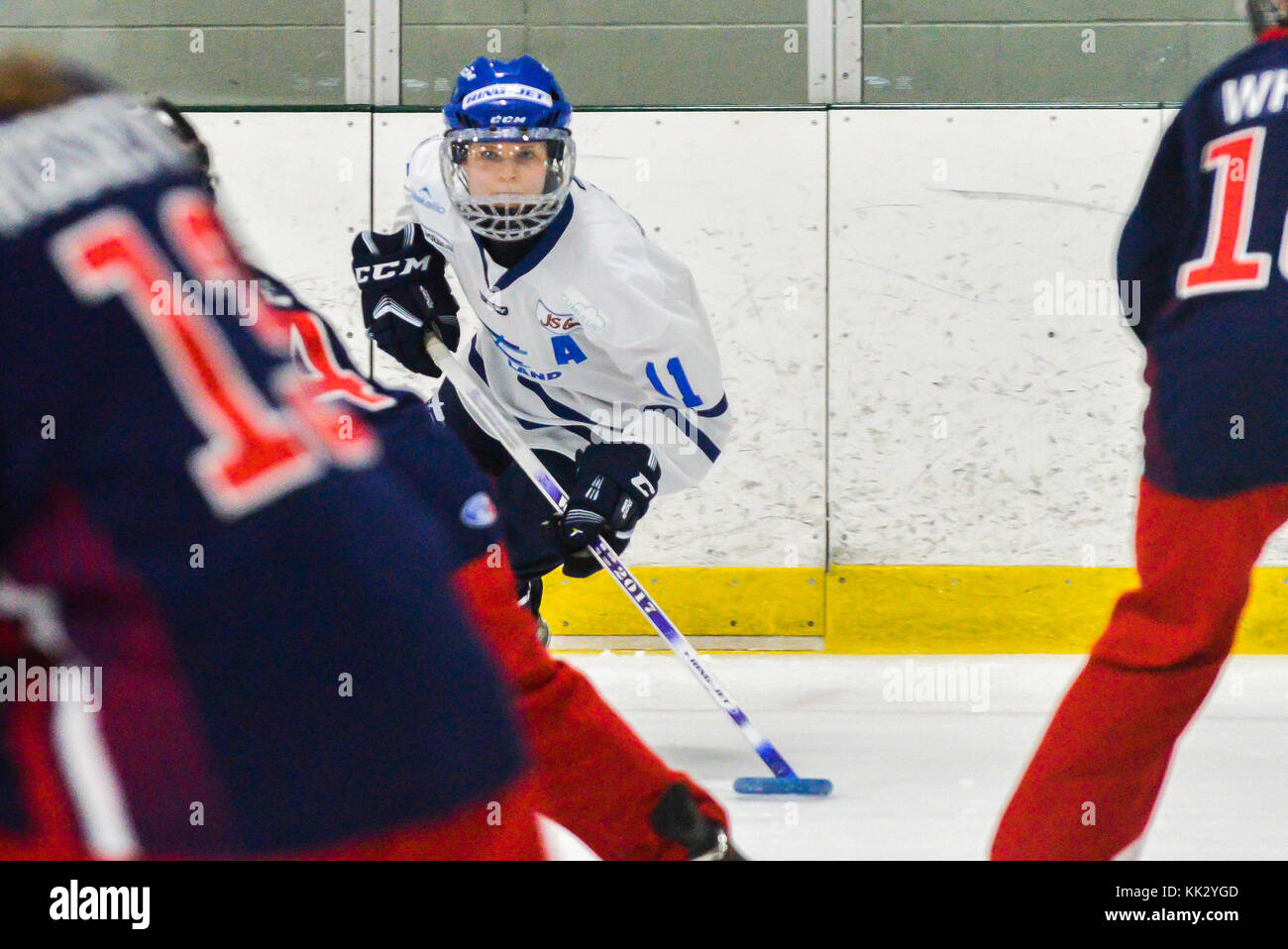 Mississauga, Ontario, Canada. 28 nov, 2017. i giocatori sul ghiaccio durante il 2017 ringette World Championships hockey gioco tra Finlandia e usa le squadre nazionali a Hershey Centre credito: anatoliy cherkasov/alamy live news Foto Stock