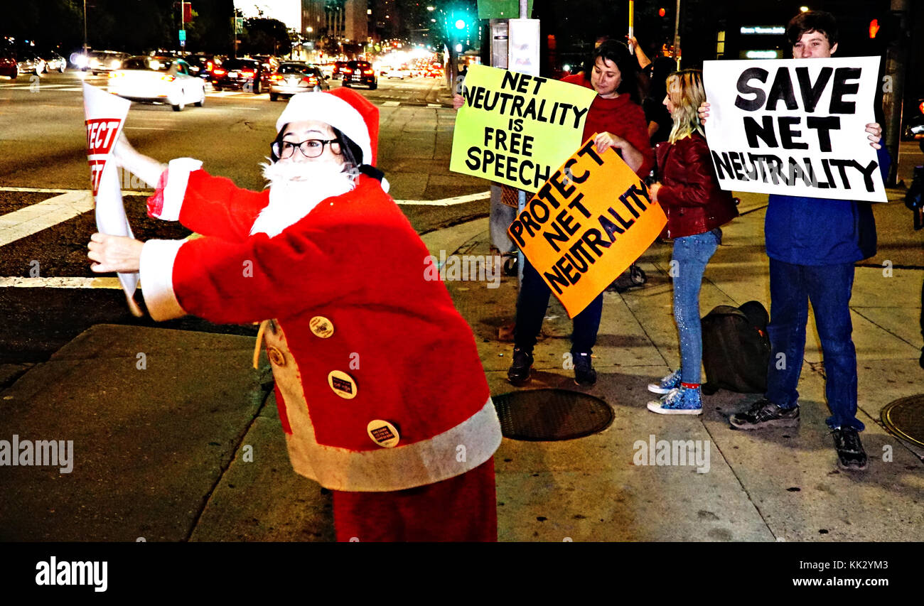 29 novembre 2017, Los Angeles, California, gente di tutti gli Stati Uniti scese in strada per sostenere la neutralità della rete. Queste proteste sono state organizzate da vari gruppi di difesa e individui che erano contro il piano della Federal Communications Commission (FCC) di abrogare le regole di neutralità della rete stabilite durante l'amministrazione Obama. Foto Stock