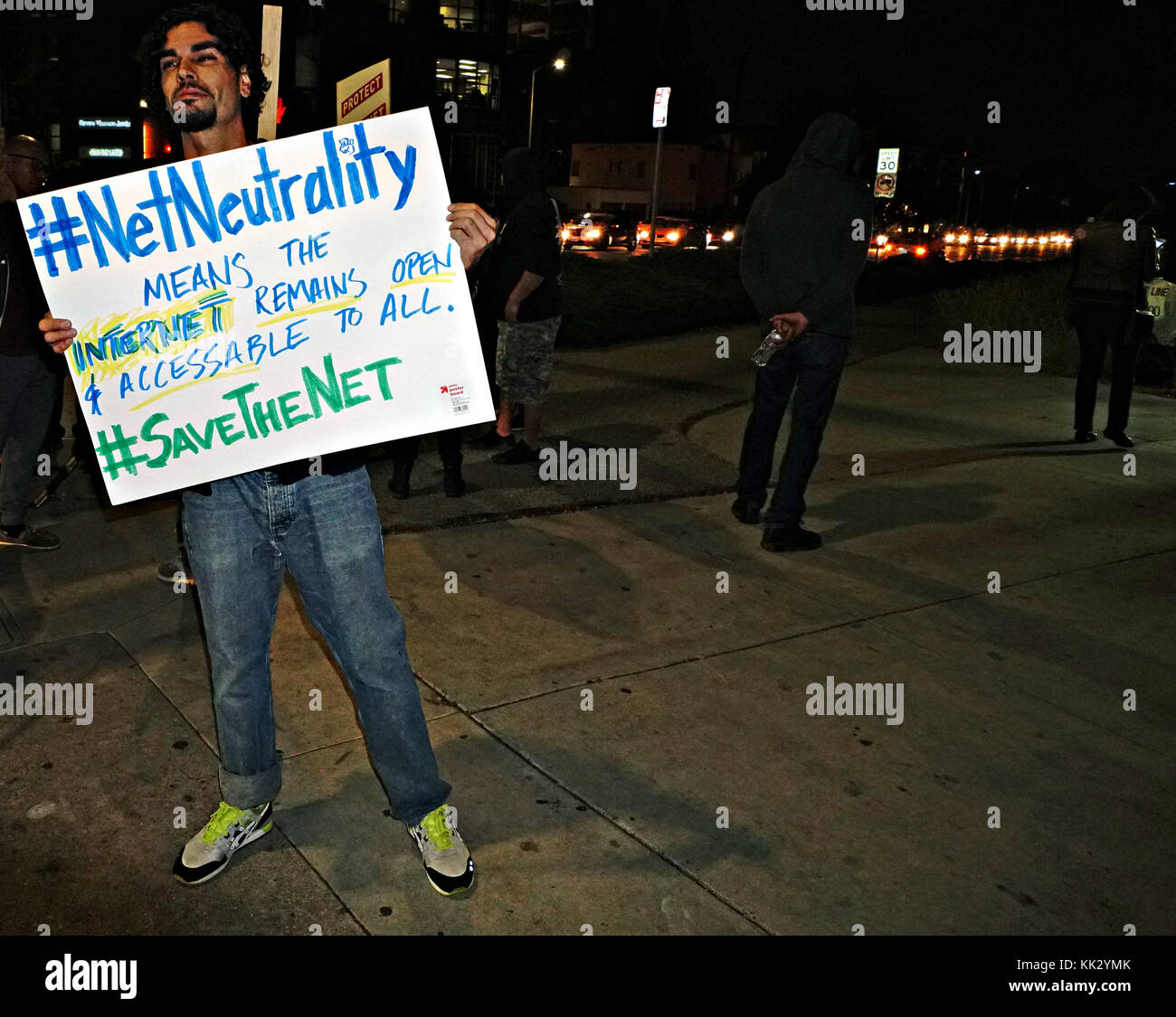 29 novembre 2017, Los Angeles, California, gente di tutti gli Stati Uniti scese in strada per sostenere la neutralità della rete. Queste proteste sono state organizzate da vari gruppi di difesa e individui che erano contro il piano della Federal Communications Commission (FCC) di abrogare le regole di neutralità della rete stabilite durante l'amministrazione Obama. Foto Stock