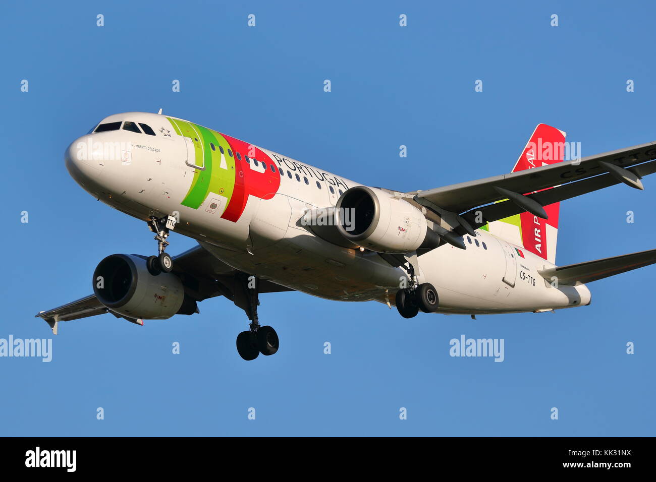 Aria Portogallo Airbus A319 CS-TTG atterraggio all'Aeroporto Heathrow di Londra, Regno Unito Foto Stock