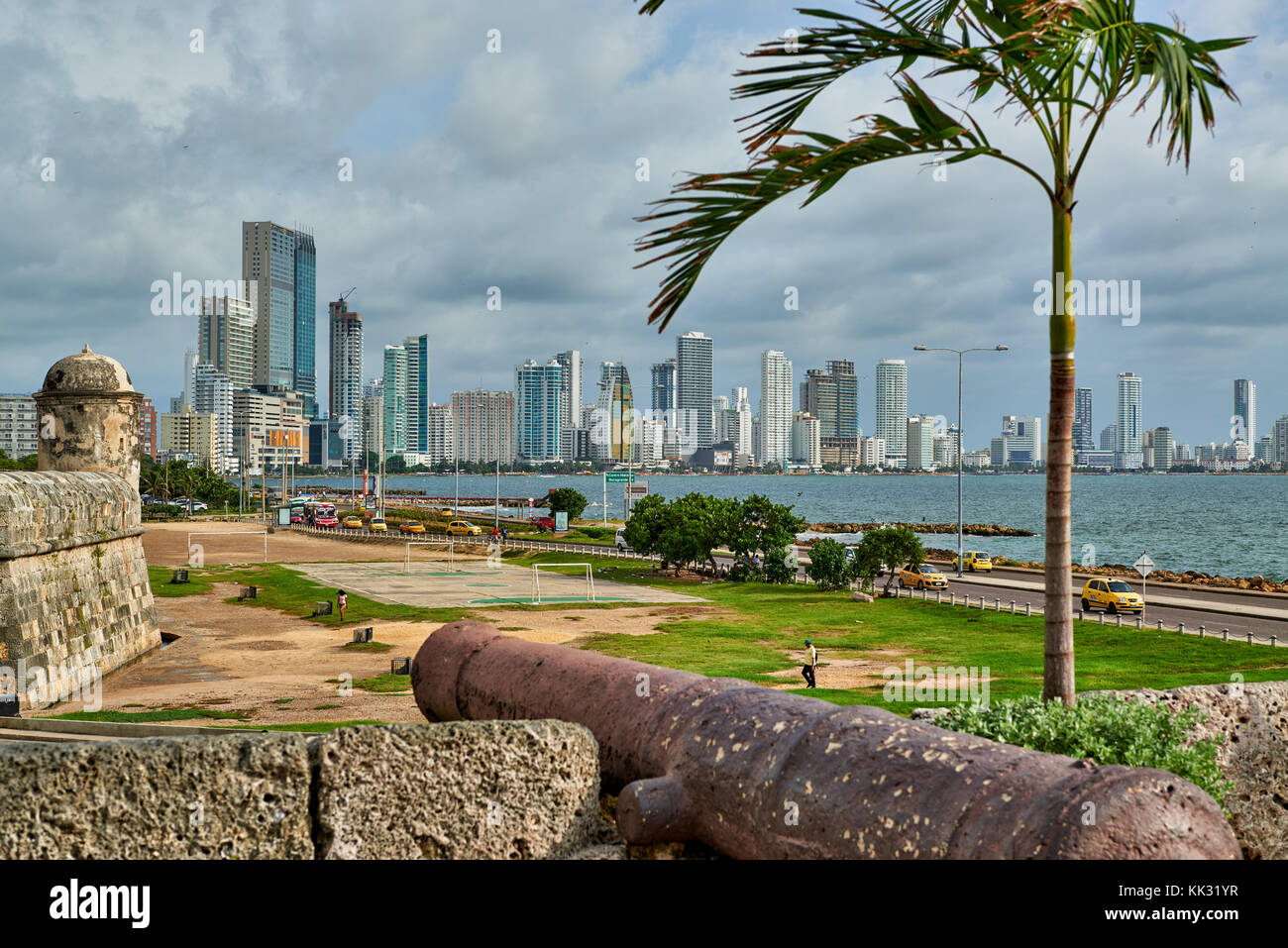 Vista sul cannone della città vecchia di skyline del nuovo quartiere di Bocagrande, Cartagena de Indias, Colombia, Sud America Foto Stock