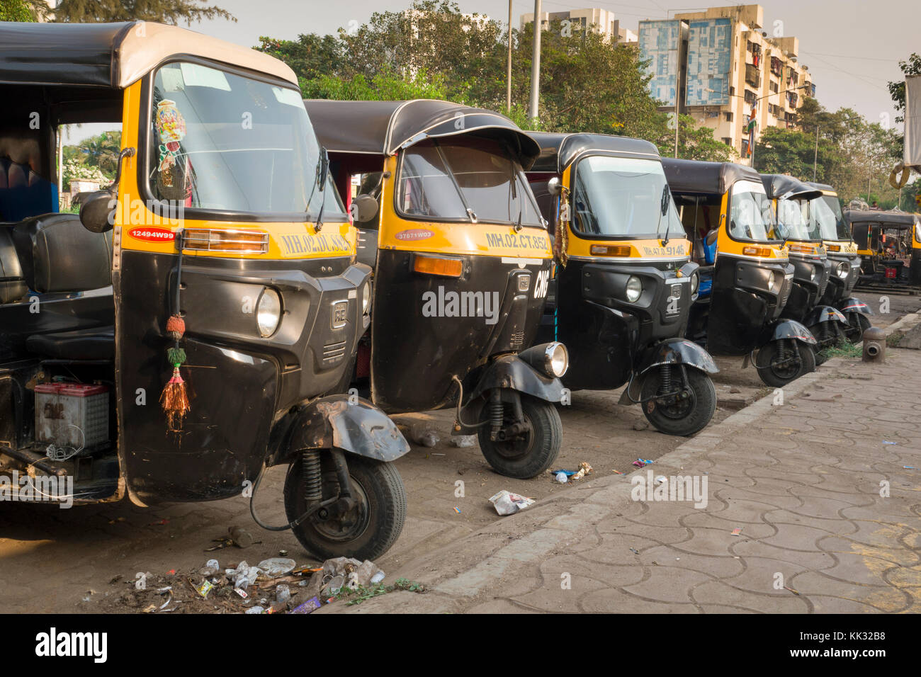 Auto rickshaws allineati a Juhu Versova road, Mumbai Foto Stock