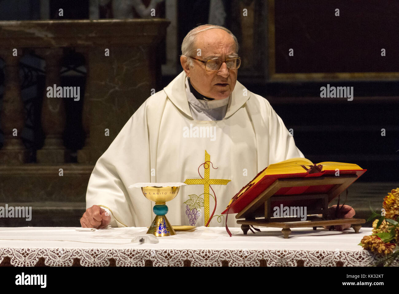 Pavia, Italia. Novembre 11 2017. Un sacerdote che celebra una Santa Messa nel Duomo di Pavia. Sta pregando sul pane e sul vino sull'alt Foto Stock