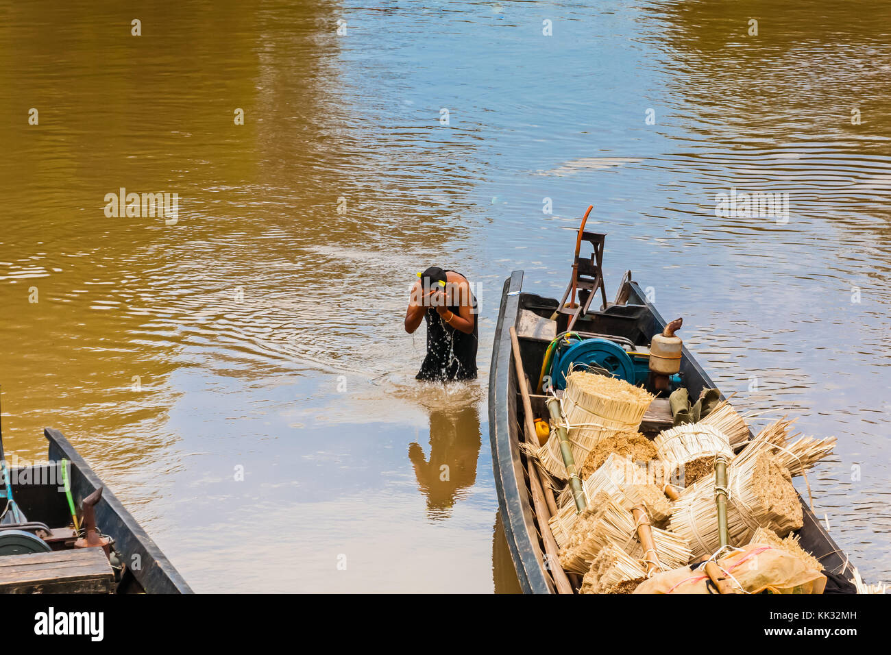 Un giorno di balneazione per il popolo birmano Foto Stock