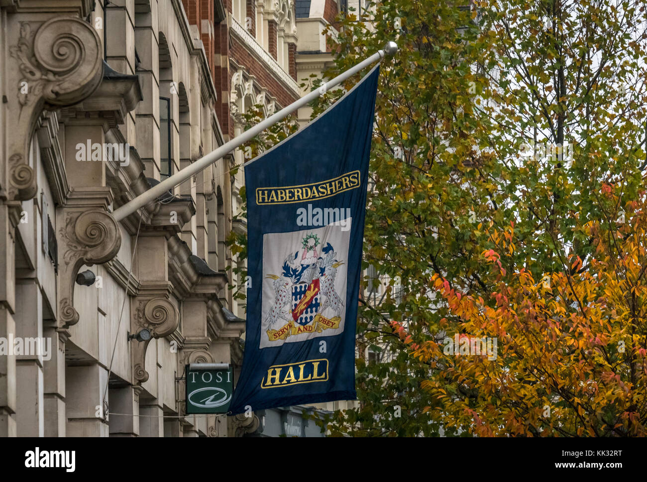 Bandiera fuori Haberdashers Hall, Venerabile Company, grande dodici città società livrea, antico mercante guild, West Smithfield, London, England, Regno Unito Foto Stock