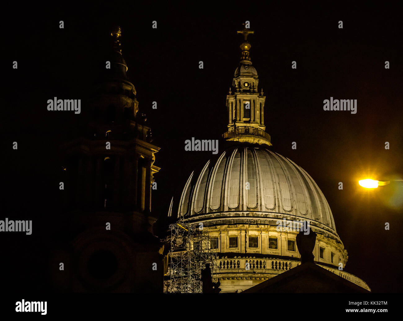 Vista della cupola della cattedrale di St Pauls illuminata di notte con ombre di guglie, Londra, Inghilterra, Regno Unito Foto Stock