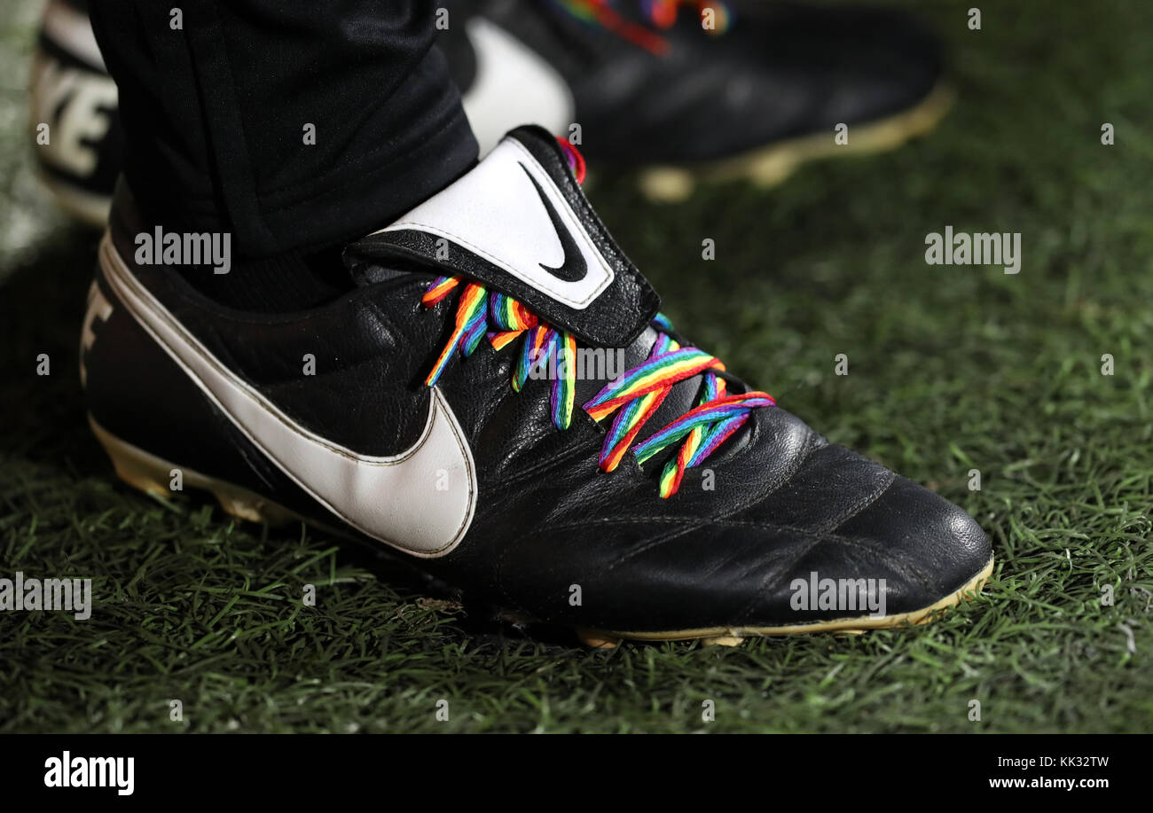Rainbow lacci colorati su Nike marca di scarpe da calcio a Loftus Road,  Londra Foto stock - Alamy