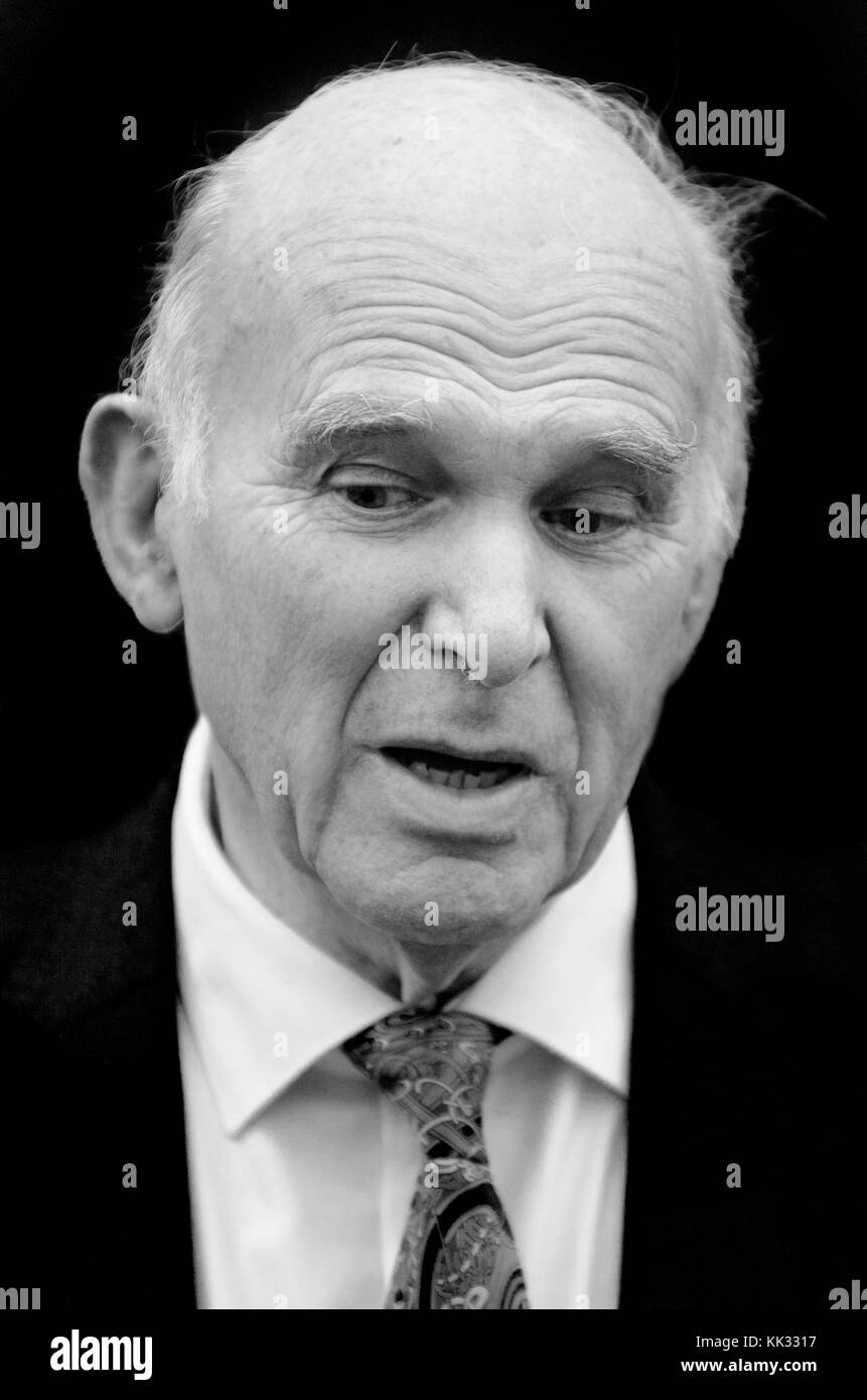 Sir Vince il cavo (Leader del Partito Liberale Democratico) su College Green, Westminster, discutendo di Philip Hammonds bilancio, 22 novembre 2017 Foto Stock