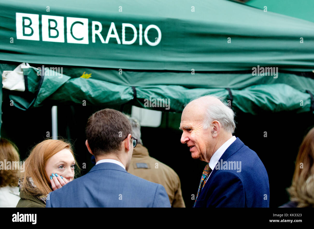 Sir Vince il cavo con la BBC radio tenda su College Green, Westminster, per discutere di Philip Hammonds bilancio, 22 novembre 2017 Foto Stock