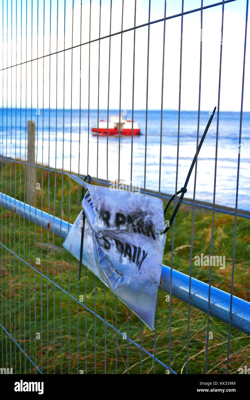 Pioggia parcheggio macchiata avviso sul gateway con la Knott fine traghetto passato a vela in background Foto Stock