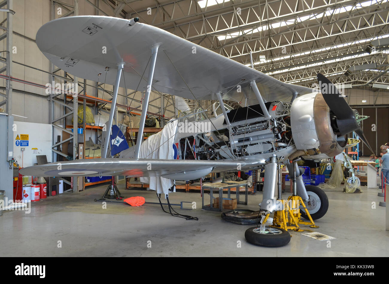 Gloster Gladiator II di RAF marcature in fase di manutenzione, il Fighter Collection, Duxford, UK. Foto Stock