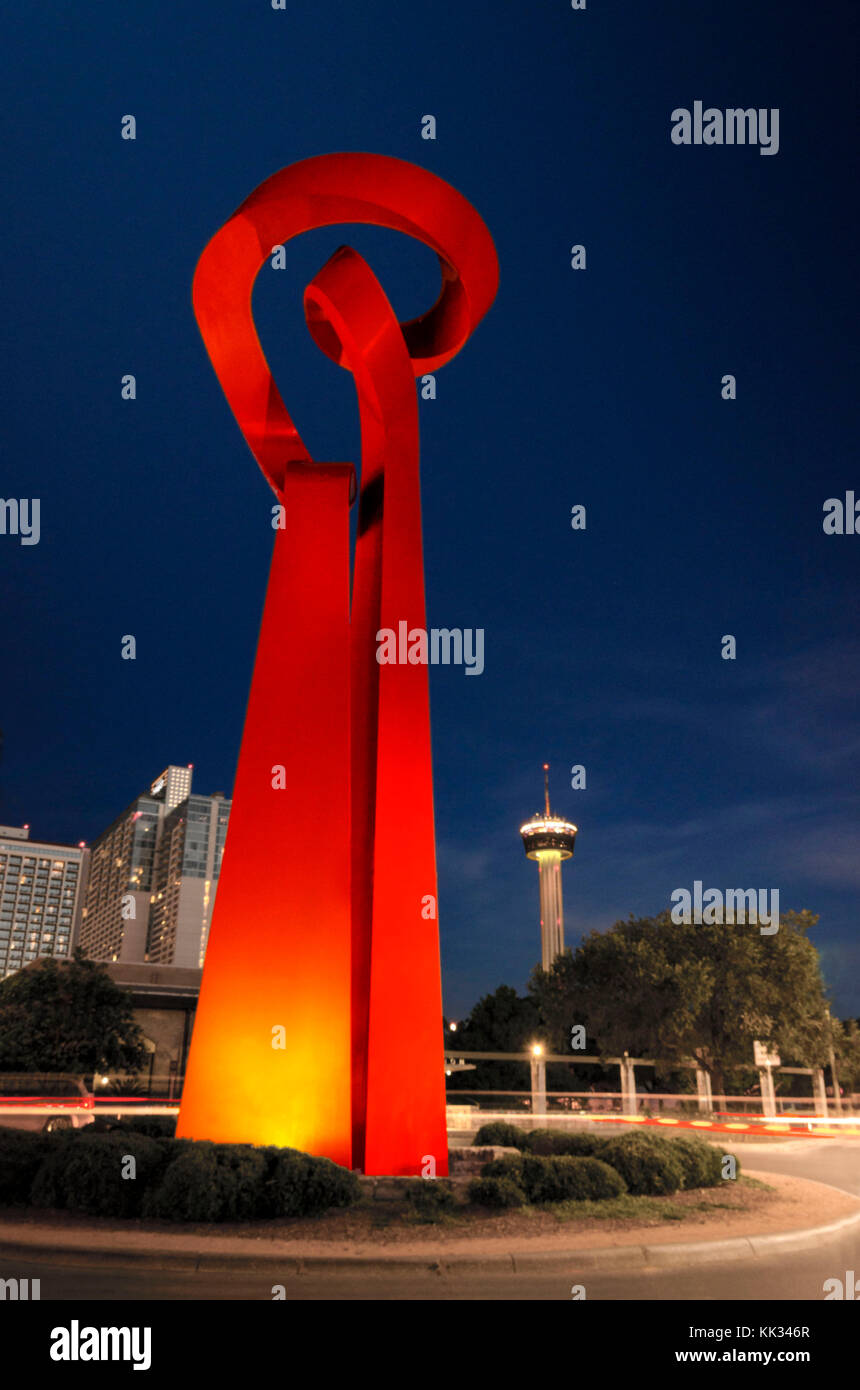 La Antorcha de la Amistad, accolgono i visitatori e turisti per il centro di San Antonio, Texas con la Torre delle Americhe che guardano in background Foto Stock