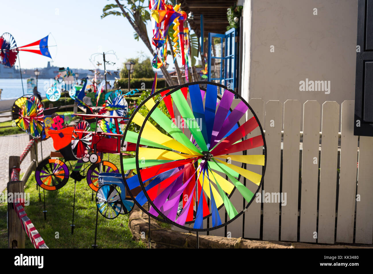 Bandiere colorate e filatori di vento fuori di un negozio a Seaport Village, San Diego, California, USA Foto Stock