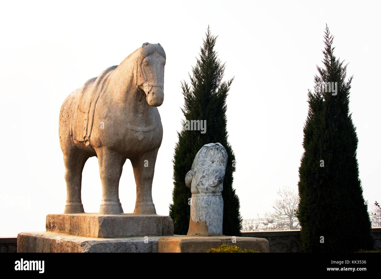 Mausoleo di Qianling, Shaanxi, Cina. Cavallo di pietra accanto il sentiero dello spirito alla tomba della Dinastia Tang imperatore Li Zhi e imperatrice Wu Zetian Foto Stock