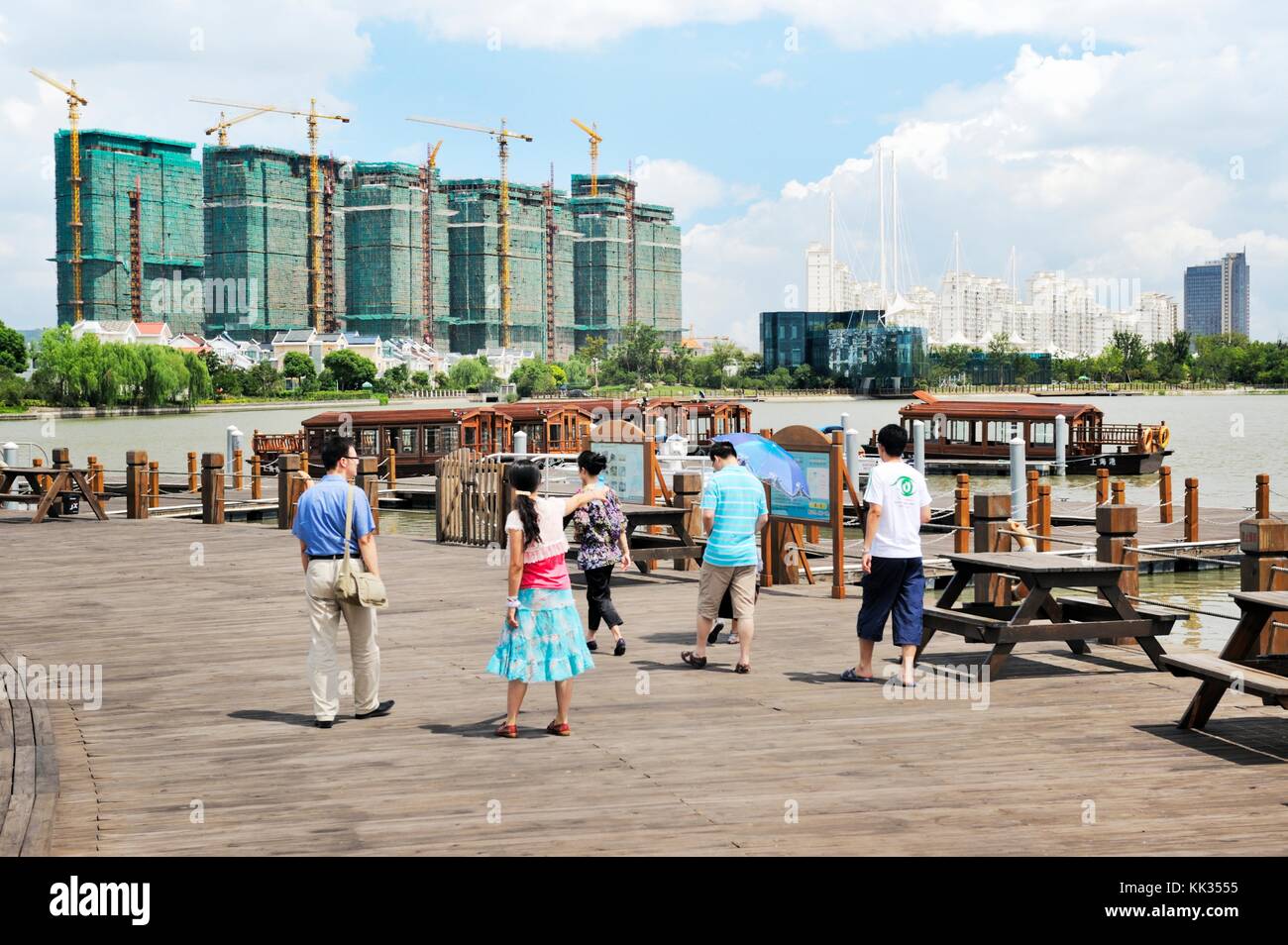 Songjiang, Shanghai, Cina. case di lusso e appartamenti visto da thames town, uno dei nuovi sviluppi della città in songjiang Foto Stock