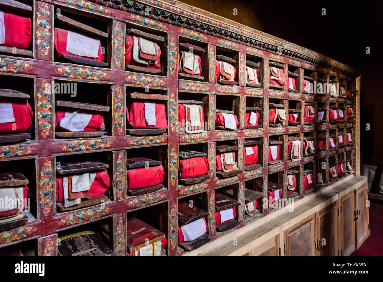 SCRITTURE BUDDISTE all'interno DEL PALAZZO LEH, originariamente costruito da Sengge Namgyal nel 16th° secolo ed è stato ricostruito recentemente - LEH, LADAKH, IN Foto Stock