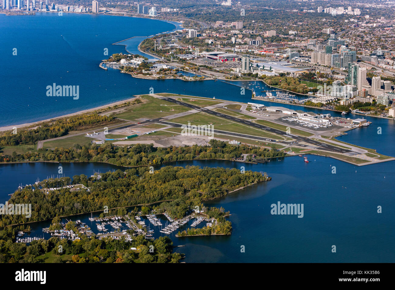 Una vista aerea dell'Aeroporto Billy Bishop dal sud-est. Aeroporto Toronto Island Foto Stock