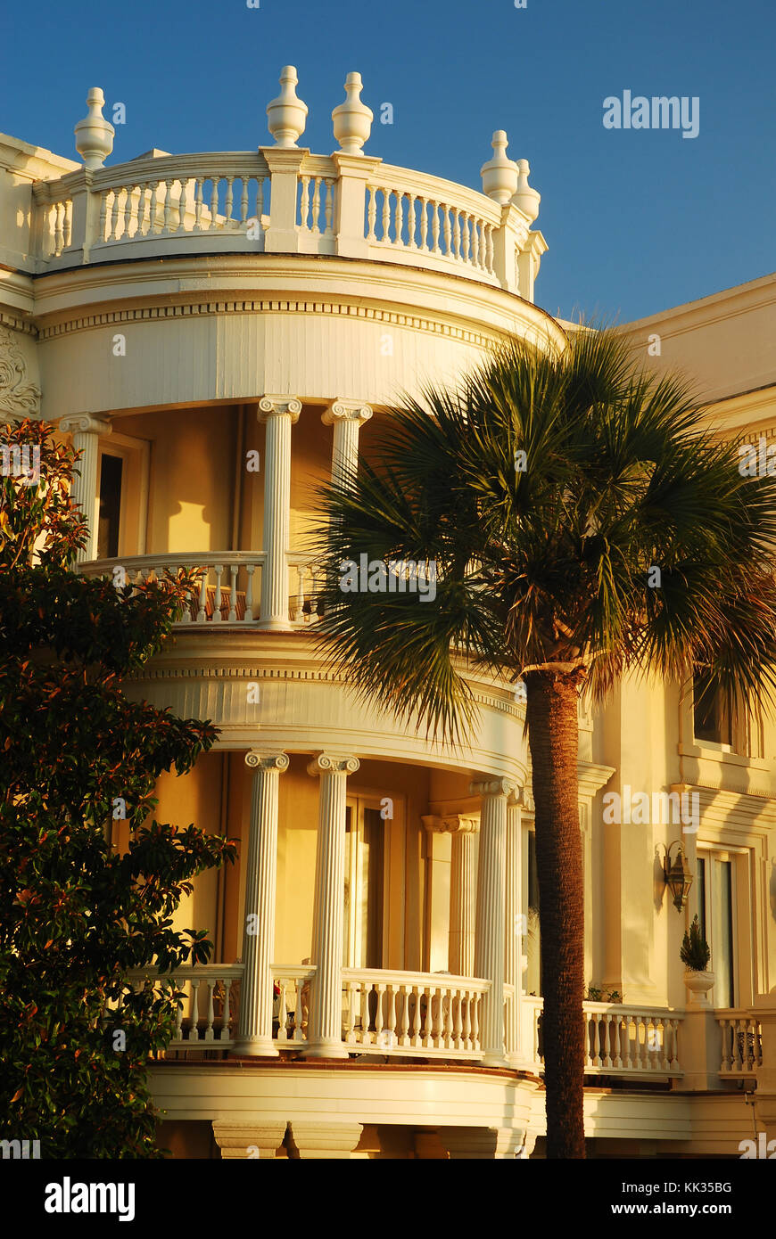 Un portico arrotondato è una caratteristica di spicco della case antebellum trovato lungo il lungomare di Charleston, Carolina del Sud Foto Stock