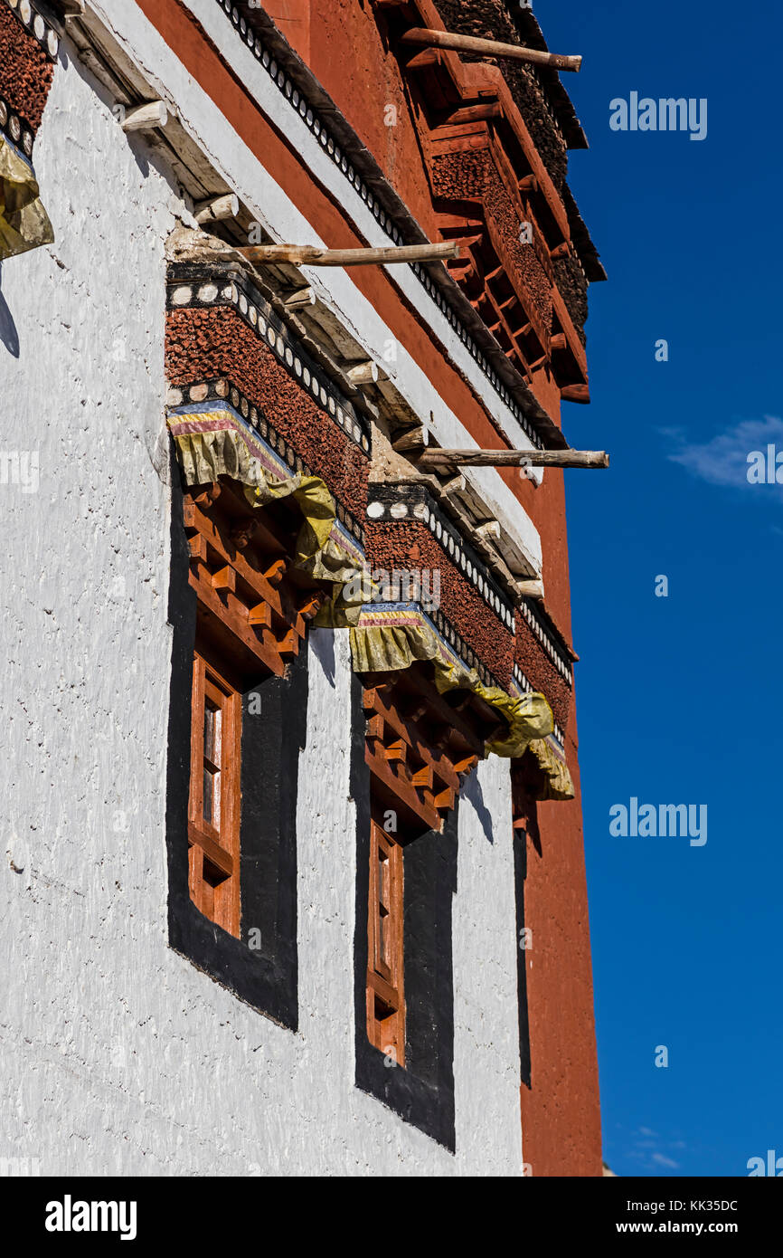 UNA CAPPELLA BUDDISTA TIBETANA ACCANTO AL PALAZZO LEH - LEH, LADAKH, INDIA Foto Stock