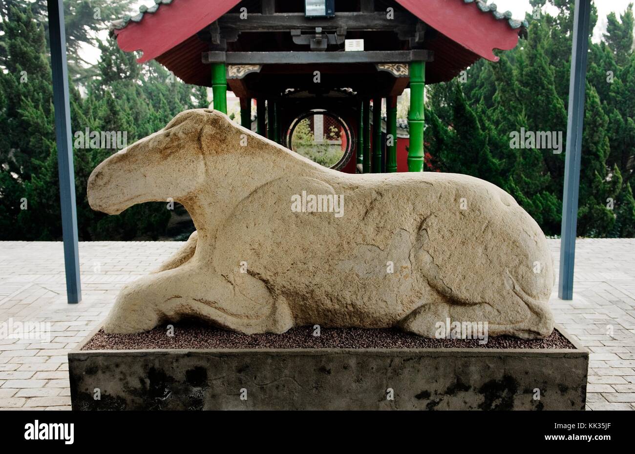 Maoling Mausoleum vicino a Xian, provincia di Shaanxi, Cina. L'antico cavallo in pietra reclinato risale alla dinastia Han occidentale Foto Stock