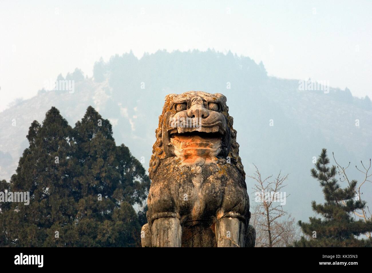 Mausoleo di Qianling, Shaanxi, Cina. Leone di pietra statua davanti alla tomba della Dinastia Tang imperatore Li Zhi e imperatrice Wu Zetian Foto Stock