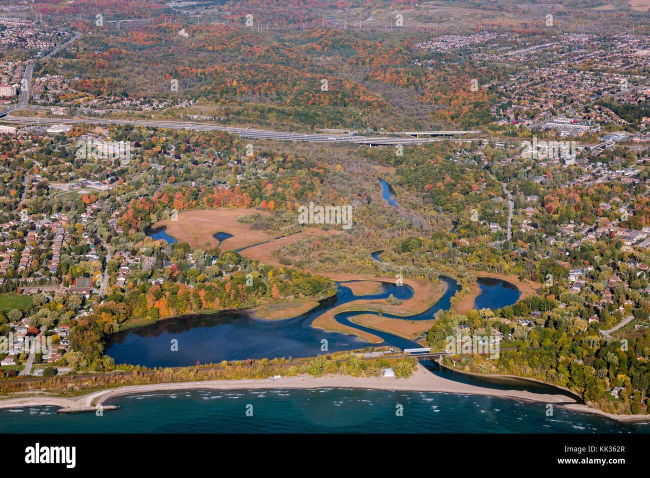 Vista aerea del fiume Rouge nel Rouge National Urban Park sul lago Ontario. Foto Stock