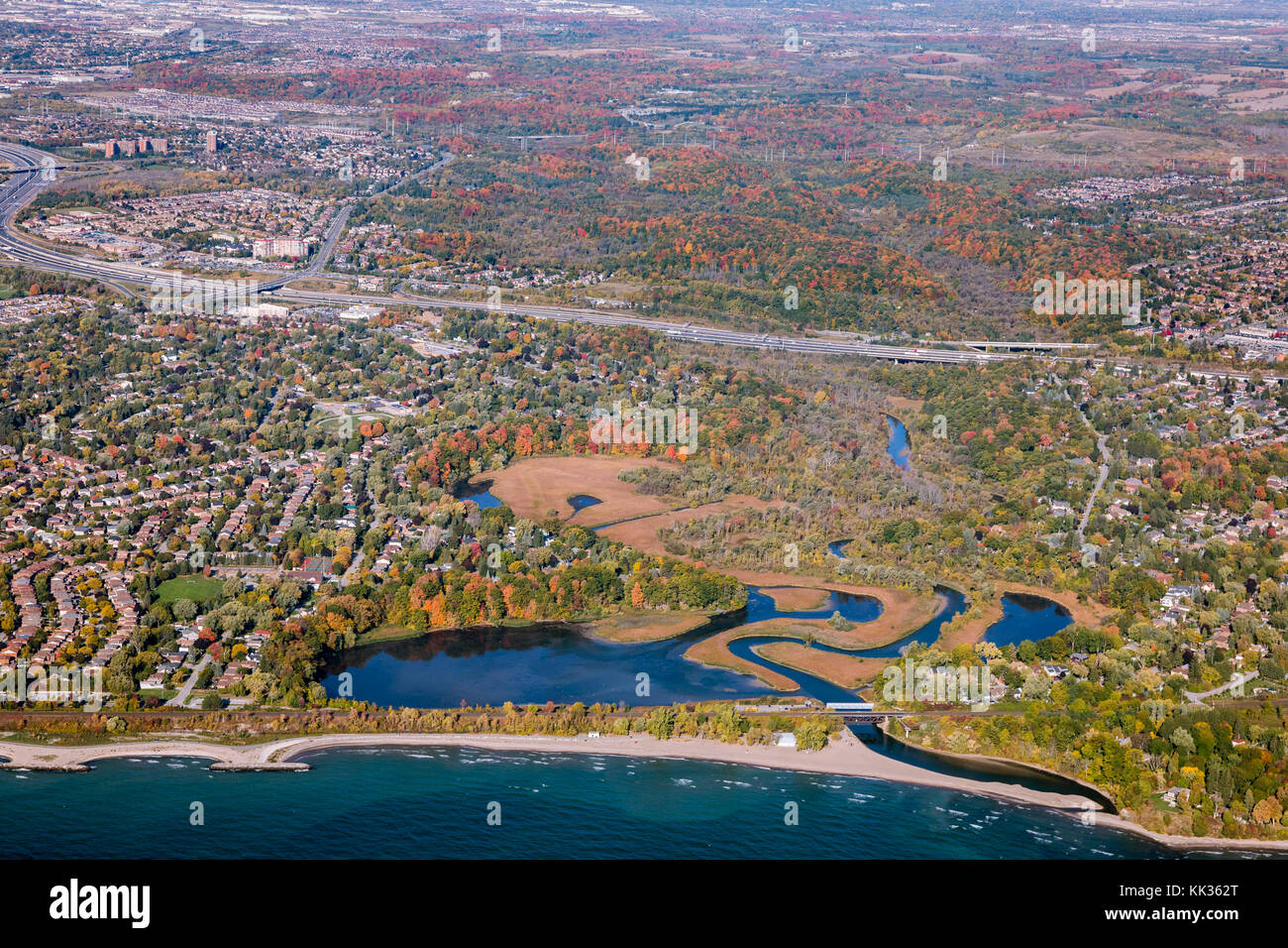 Vista aerea del fiume Rouge nel Rouge National Urban Park sul lago Ontario. Foto Stock