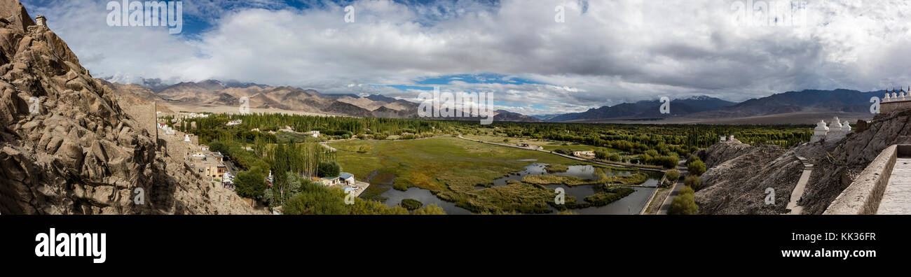 Una vista della VALLE di LEH da SHEY GOMPA - valle di LEH, LADAKH Foto Stock