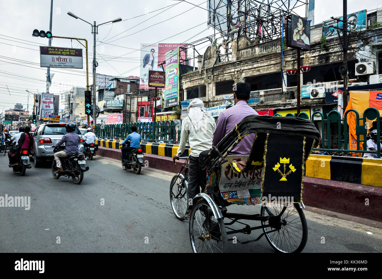 In rickshaw la guida nella vivace strada di gorakhpur, Uttar Pradesh, India Foto Stock