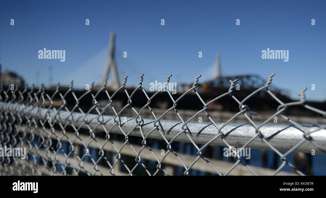 Ponte Metallico torri nel centro cittadino di Boston Foto Stock