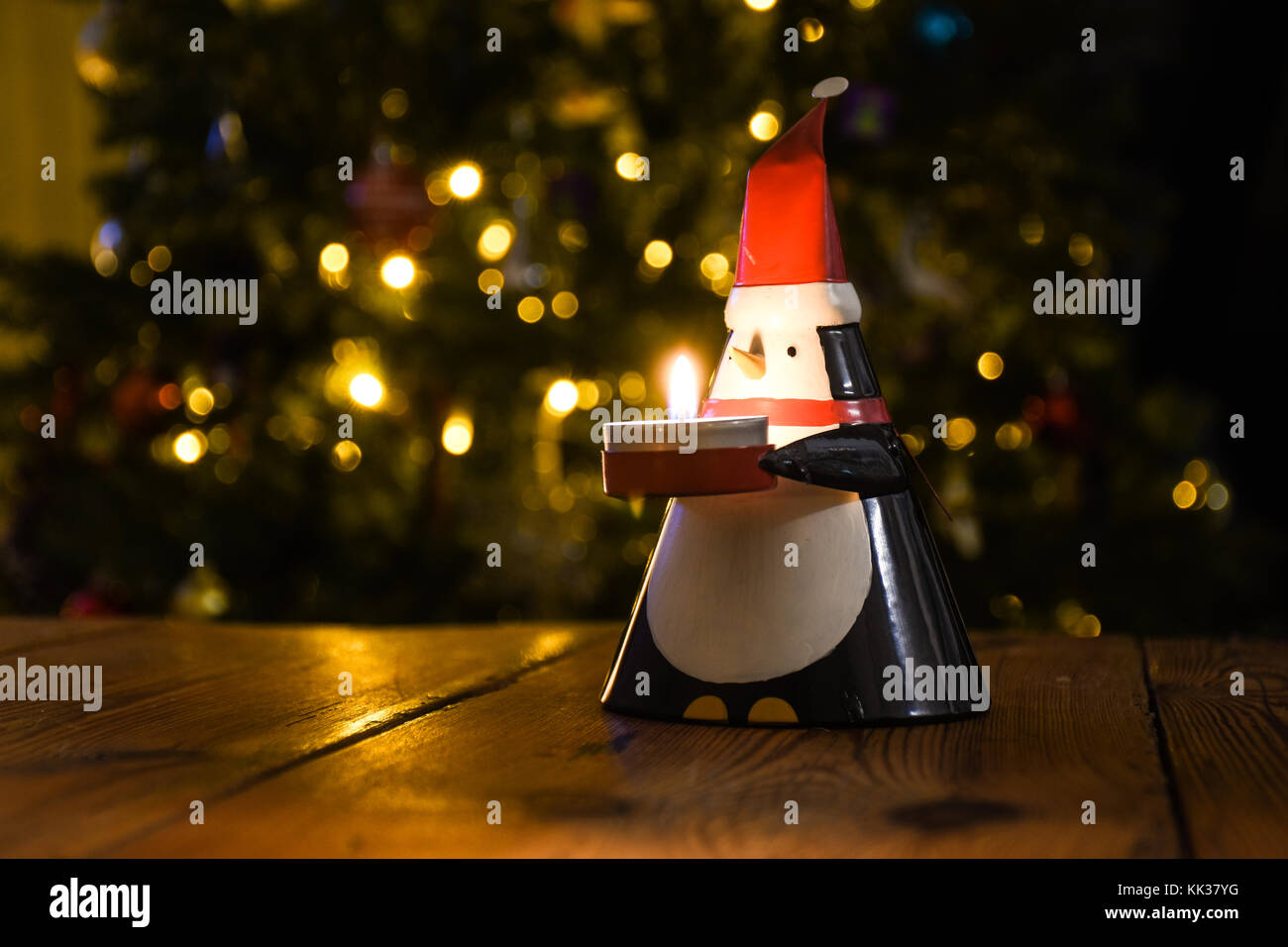 Pinguino di Natale e calda luce a lume di candela Foto Stock