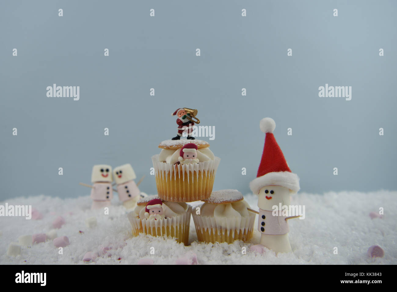 Gastronomia natalizia fotografia immagine con spugna di crema torta di fata collocato nella neve con marshmallow a forma di pupazzo di neve felice e santa hat Foto Stock