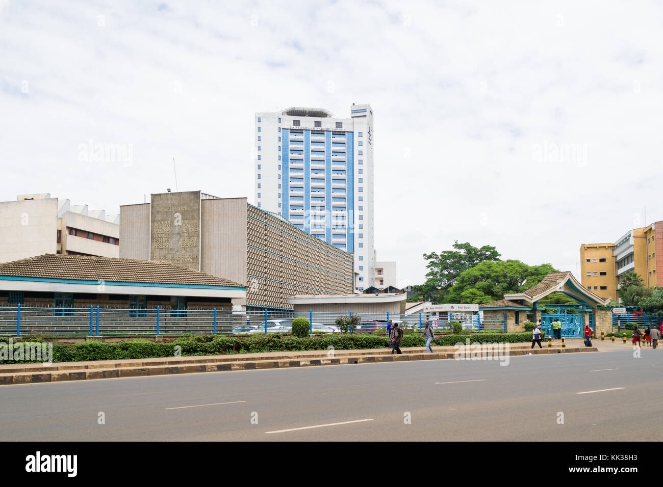 Esterno dell'Università di Nairobi con la torre principale e campus visibile, Nairobi, Kenya, Africa orientale Foto Stock