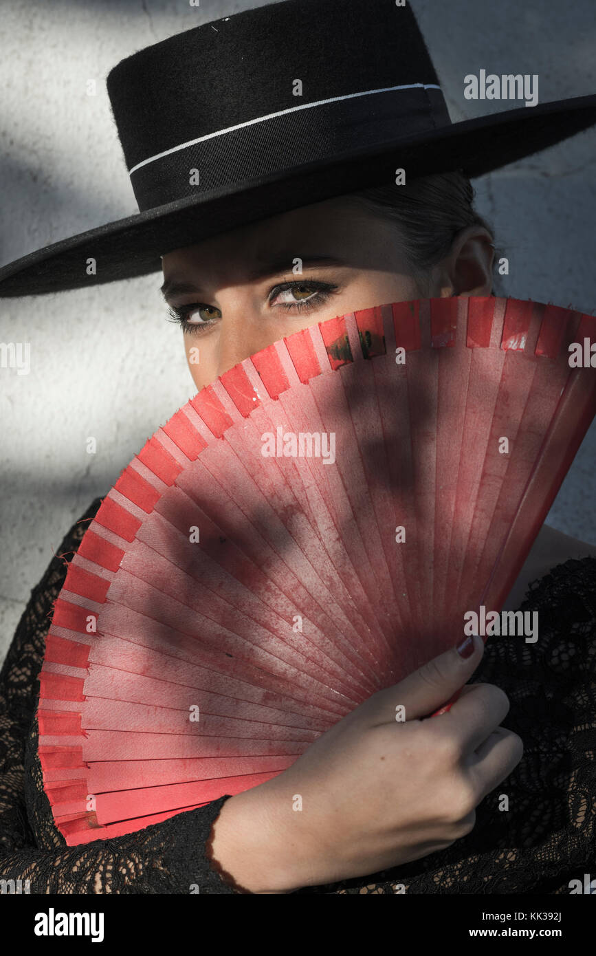 Donna spagnola tenendo un ventilatore. Foto Stock