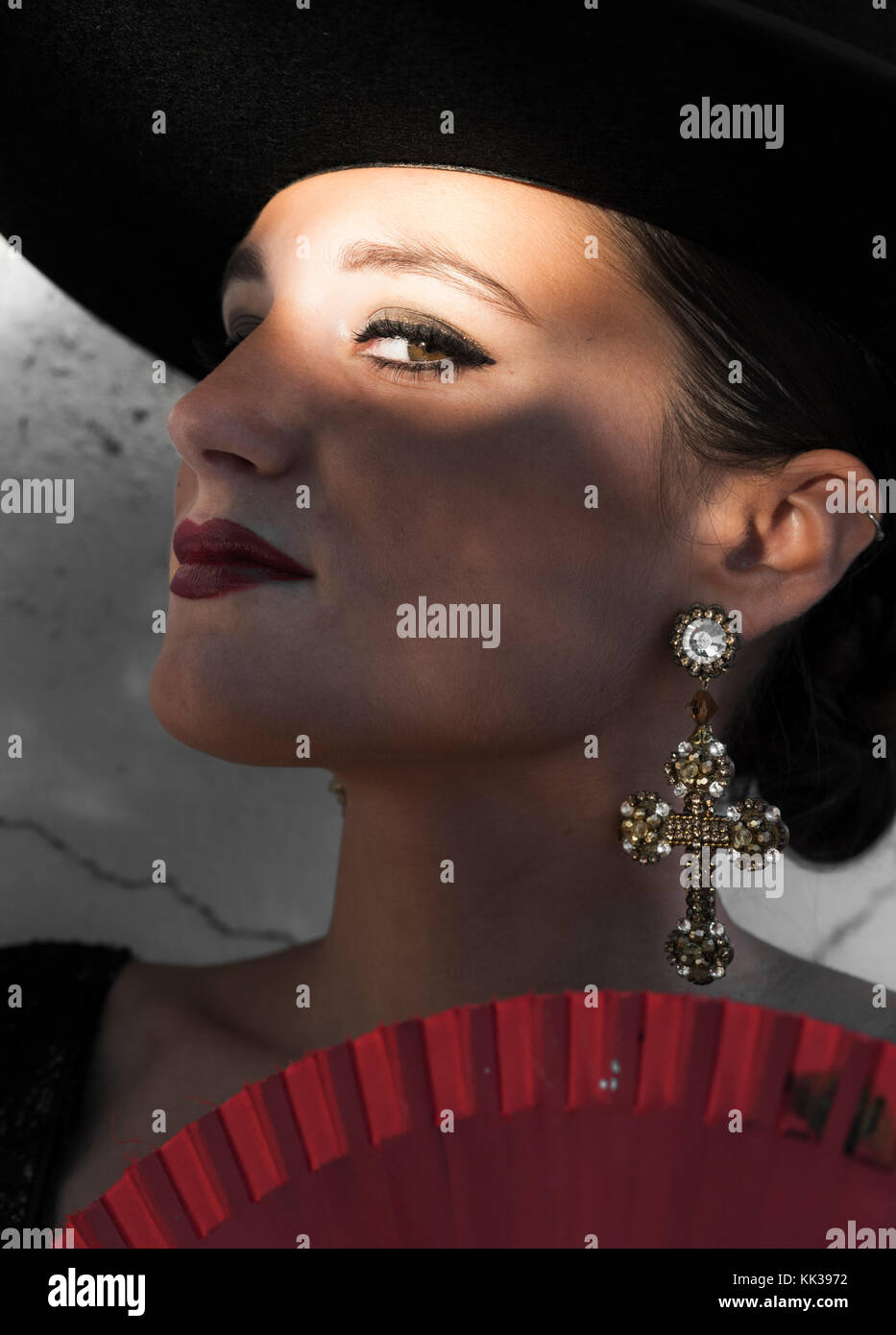 Donna spagnola tenendo un ventilatore. Foto Stock