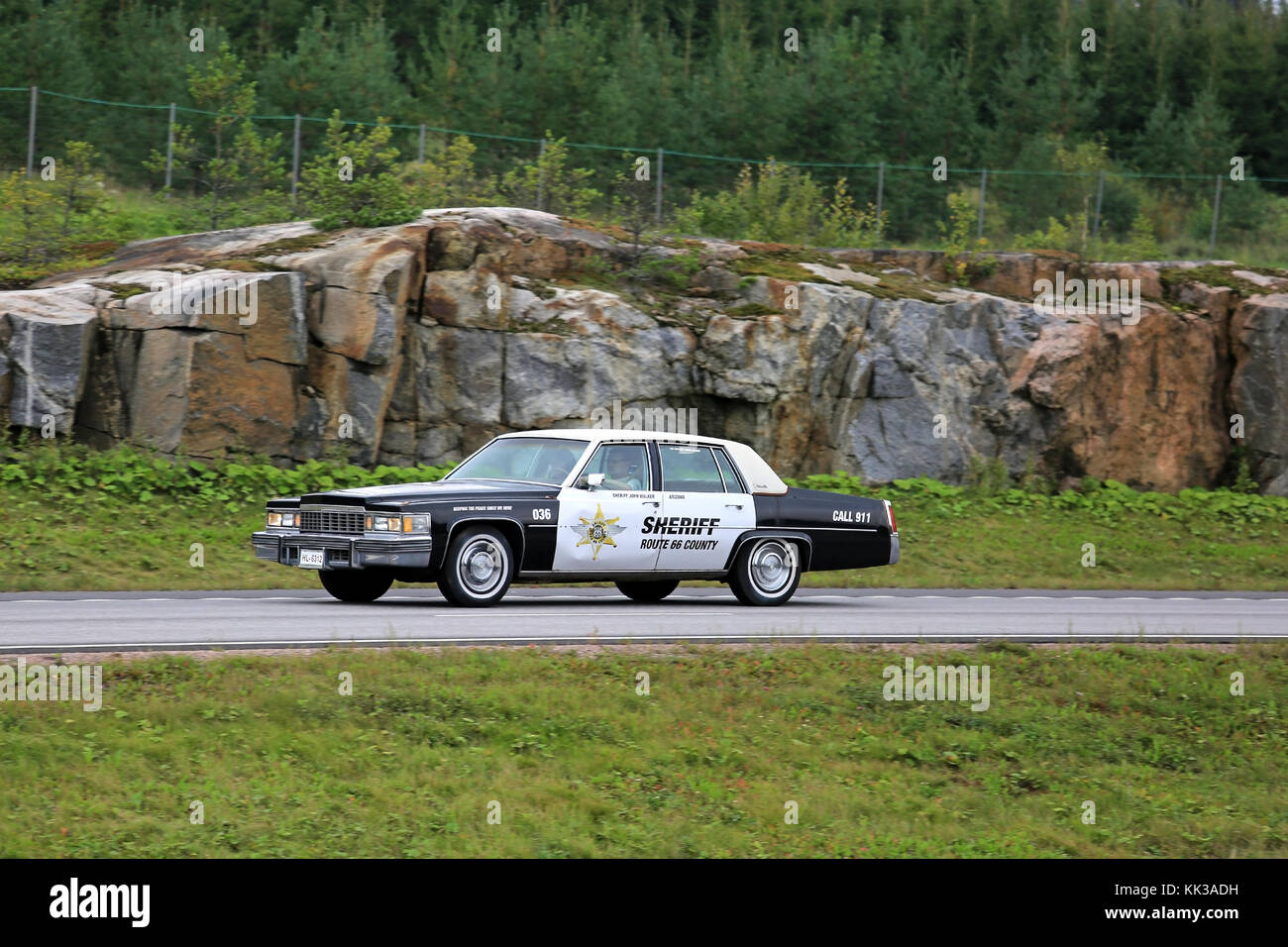 Paimio, Finlandia - 26 agosto 2016: cadillac automobile della polizia di arizona route 66 sceriffo si muove lungo la superstrada nel sud della Finlandia. Foto Stock