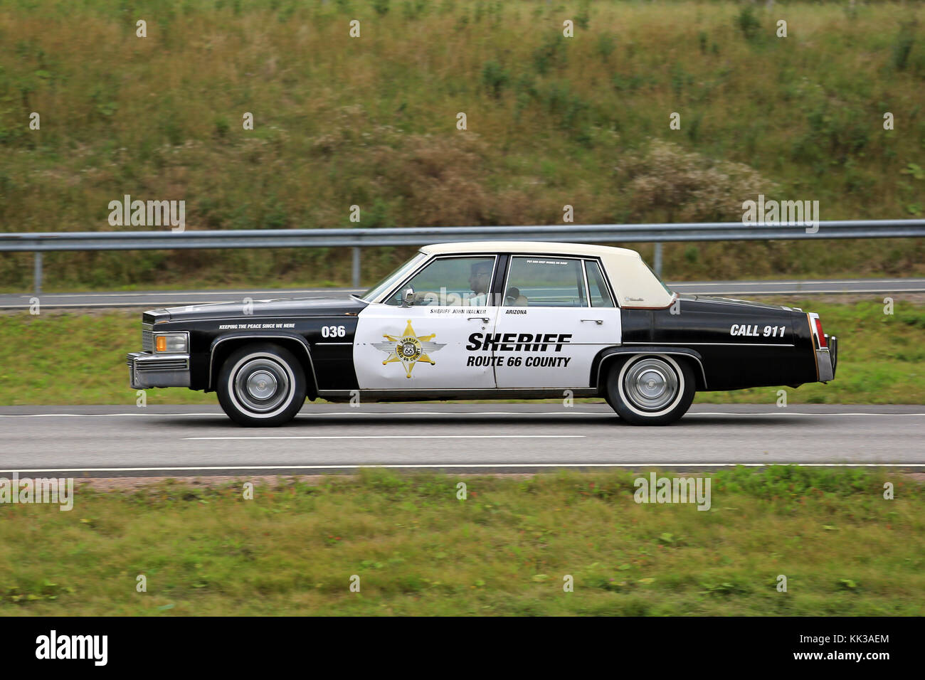 Paimio, Finlandia - 26 agosto 2016: classic cadillac automobile della polizia di arizona route 66 sheriff lungo la superstrada nel sud della Finlandia. Foto Stock