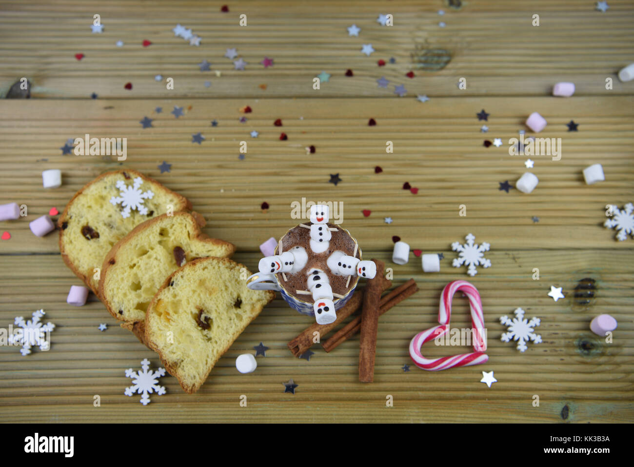 Natale cibo e bevanda immagine di fotografia con cioccolata calda e coppa mini marshmallows a forma di pupazzo di neve con iced sul sorriso con candy cane cuore Foto Stock