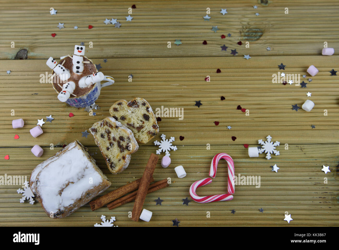 Natale cibo e bevanda immagine di fotografia con cioccolata calda e coppa mini marshmallows a forma di pupazzo di neve con iced sul sorriso con candy cane cuore Foto Stock