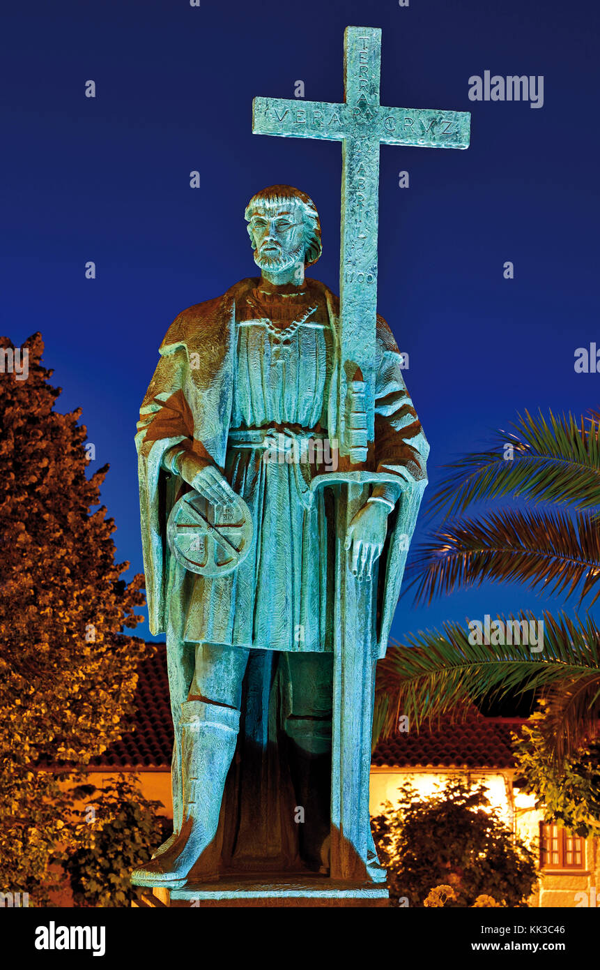 Statua di bronzo illuminata notturna del Brasile-Discoverer Pedro Alvares Cabral a Belmonte, Portogallo Foto Stock