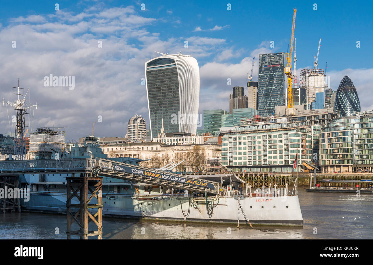 Il fiume Tamigi con HMS Belfast, london, Regno Unito con la City of London financial district sfondo su una soleggiata giornata autunnale Foto Stock