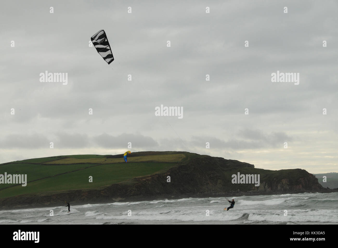 Kitesurf a bigbury sul mare, South Devon, Regno Unito. Foto Stock