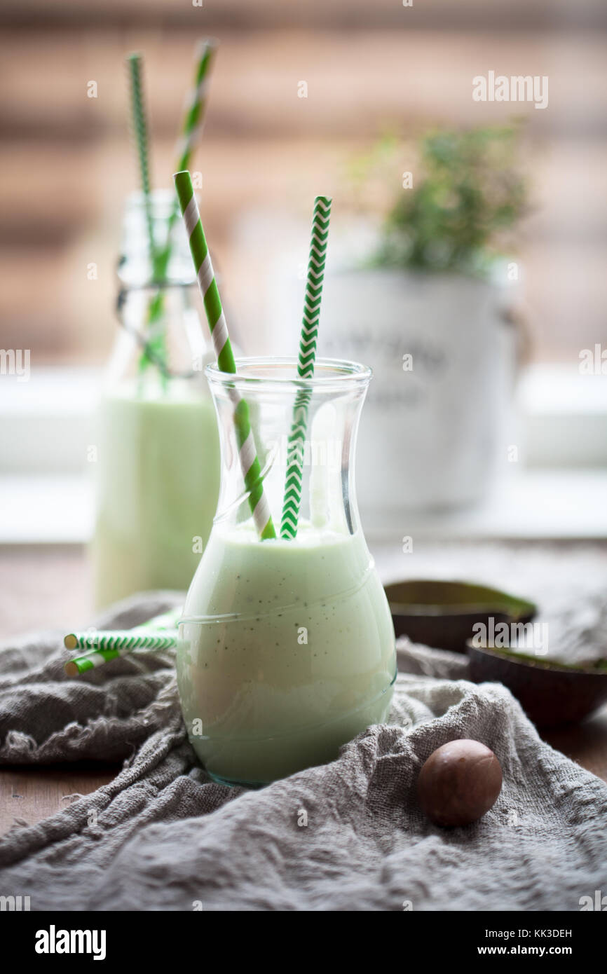Frullato di verde con yogurt e avocado Foto Stock