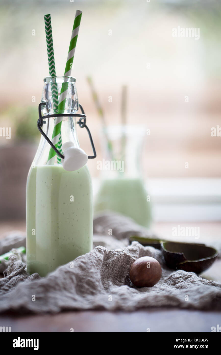 Frullato di verde con yogurt e avocado Foto Stock